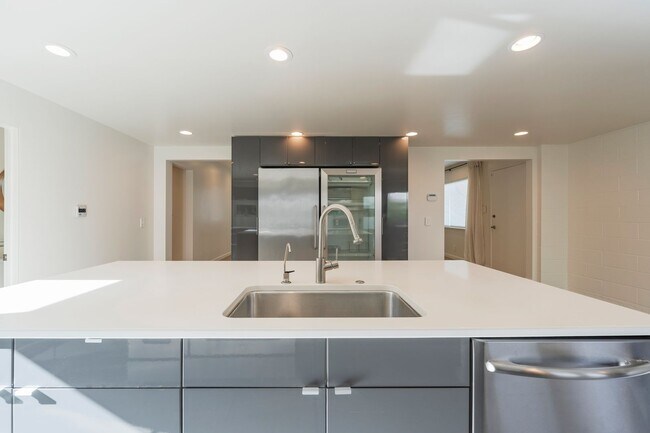 Building Photo - Private and Comfy Manhattan Beach Home