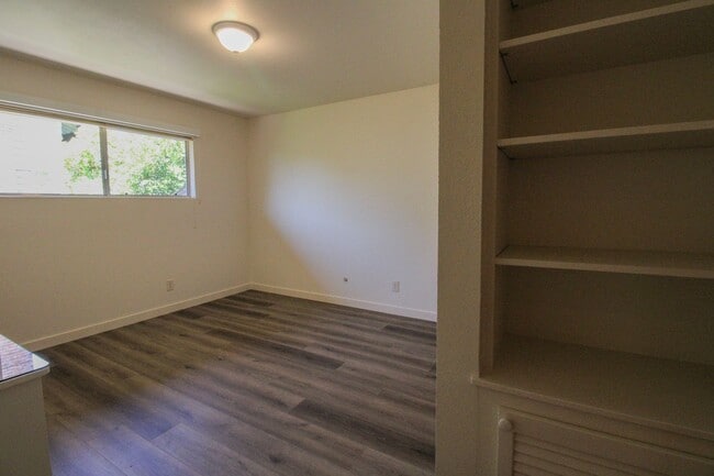 Building Photo - 298 Country Club Dr