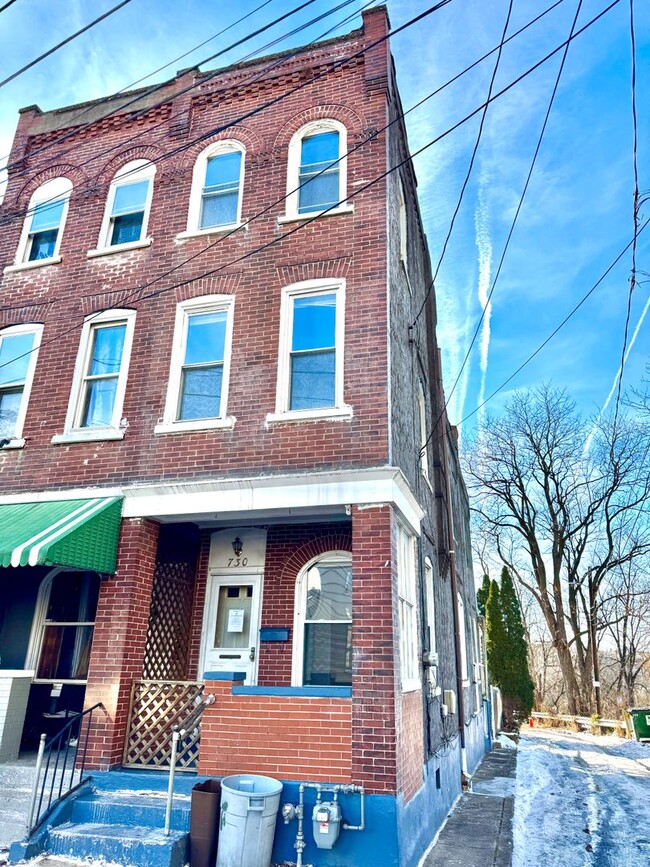 Building Photo - FOUR BEDROOM End of Row