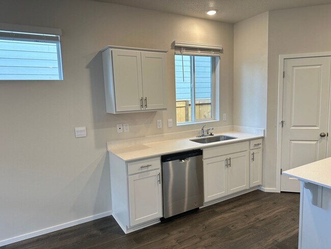 Building Photo - Newer single level 3-bedroom 2 bath house in Springfield!