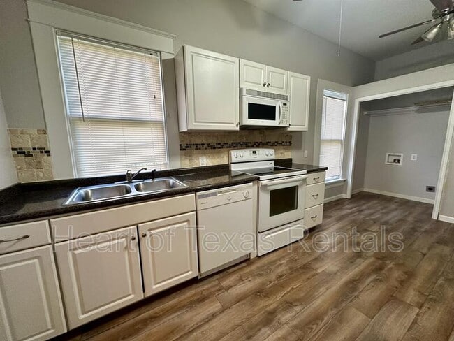 Building Photo - 609 Herring Ave