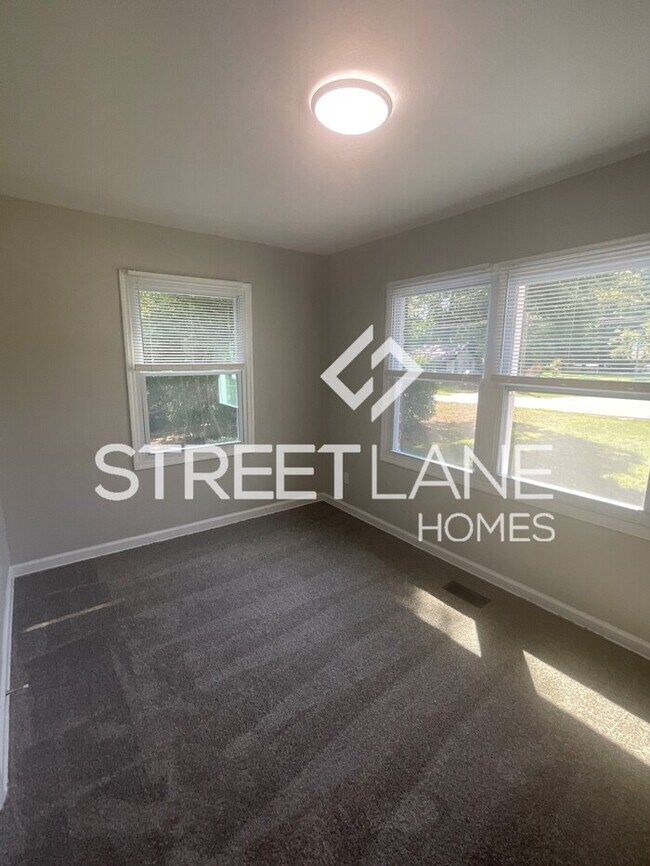 Building Photo - 1/2 MONTHS RENT FREE WITH A SIGNED LEASE B...