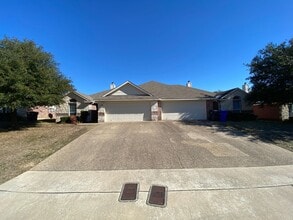 Building Photo - Duplex *LEASING SPECIAL AVAILABLE*