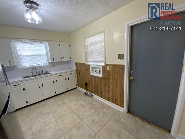 Building Photo - 711 W 54th St