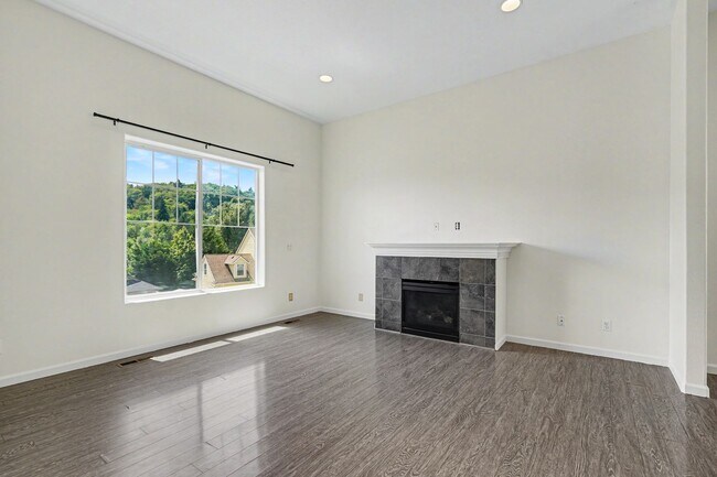 Building Photo - 3 bed, 2 bath home in West Salem's Brush College neighborhood