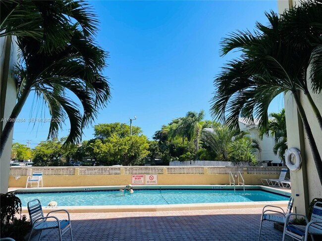 Building Photo - 900 NE 18th Ave