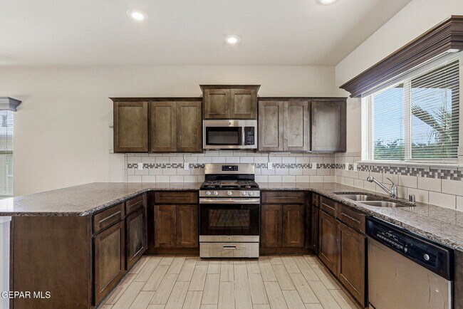 Building Photo - 7533 Red Cedar Dr