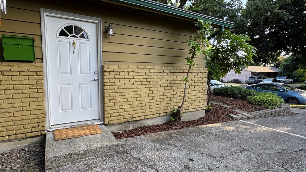 Building Photo - 3946 SE 28th Pl