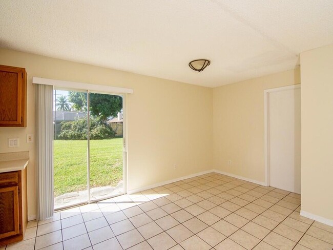 Building Photo - 1190 SE Puritan Ln