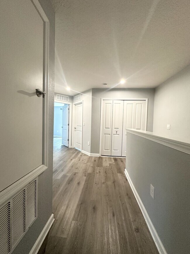 Building Photo - Modern 3-Bedroom Townhome in Gated Communi...