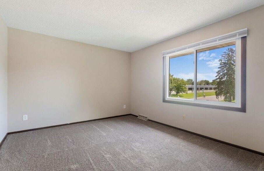 Building Photo - 605 10th Ave S