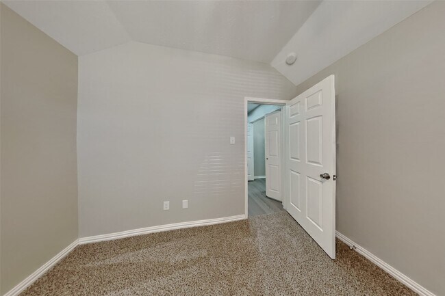 Building Photo - 4926 Linden Pl