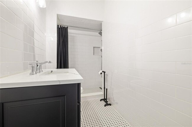 Building Photo - 227 W Fern St