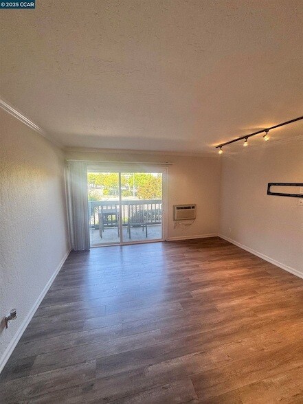 Building Photo - 1085 Murrieta Blvd