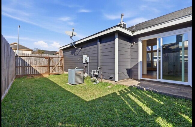 Building Photo - 6327 Southwood Ct N