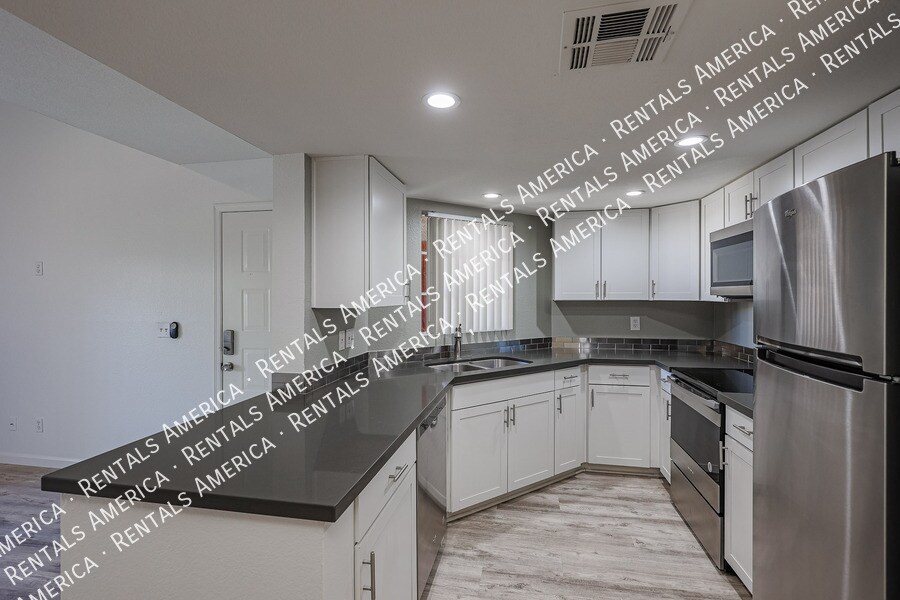 Building Photo - 4850 E Desert Cove Ave