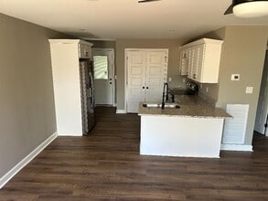 Building Photo - 415 Martha Ln