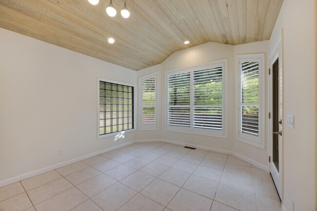 Building Photo - 9168 Eastside Rd