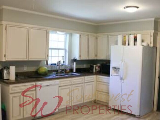 Building Photo - Large 3 bedroom close to campus