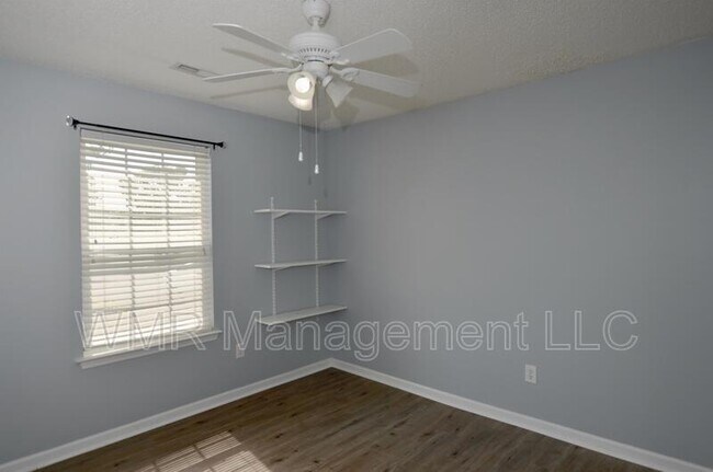 Building Photo - 2011 Oakbriar Cir