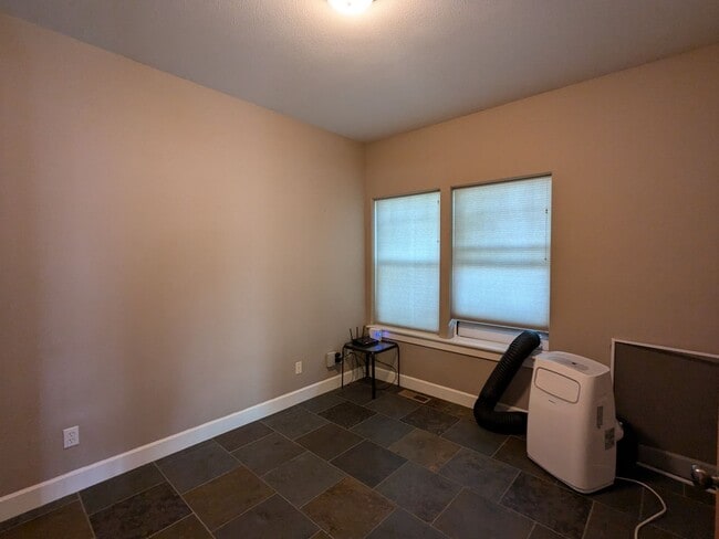 Building Photo - Gorgeous single-level 2x2 with an office\t...
