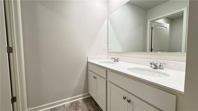 Building Photo - 569 King Vlg