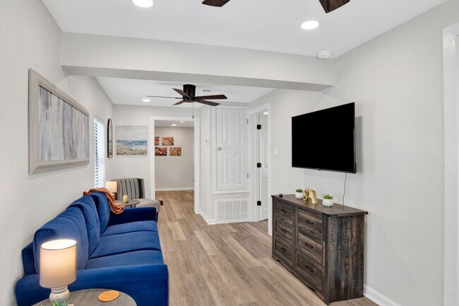 Building Photo - Downtown Pensacola Home For Rent