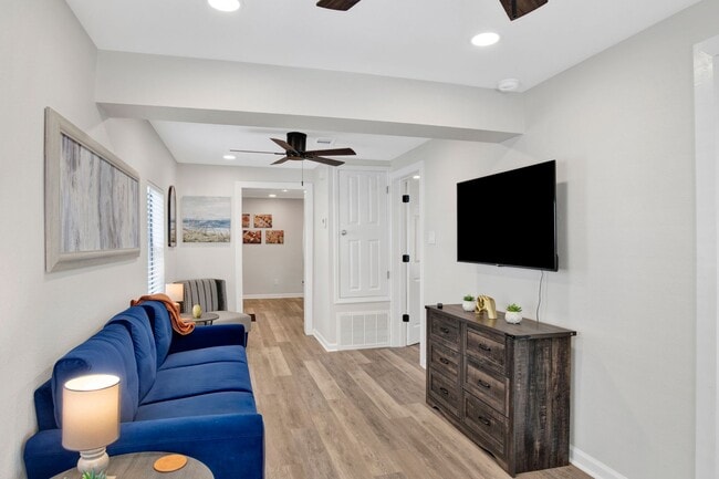 Building Photo - Furnished Downtown Pensacola Home For Rent