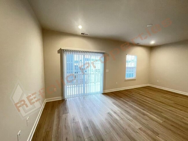 Building Photo - Beautiful brand new 3-Story Townhome | 4 Bedrooms, 3.5 Bathrooms, 2332 sq ft @ 751 South Townhome...