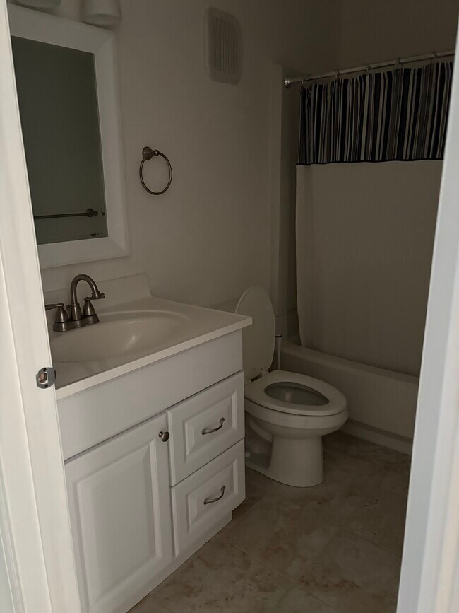 Building Photo - 613 Poplar Ct