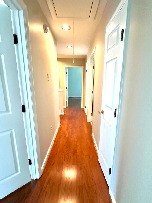 Building Photo - 527 Brandermill Rd