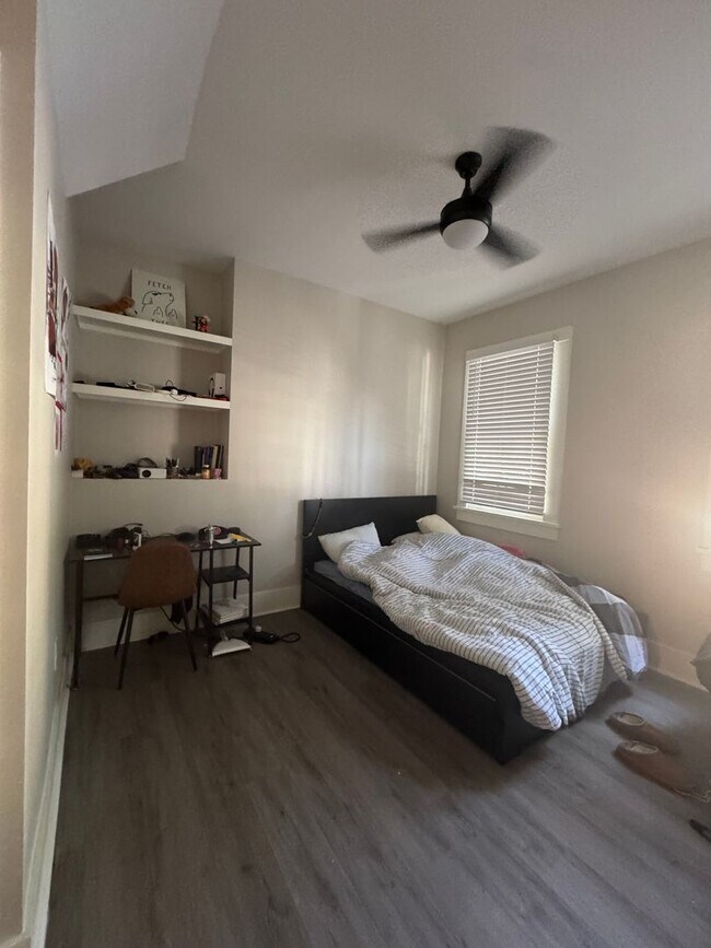 Building Photo - Renovated 2bed steps from Campus ! August 1 Lease