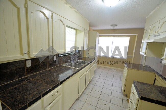 Building Photo - 4001 6th Ave