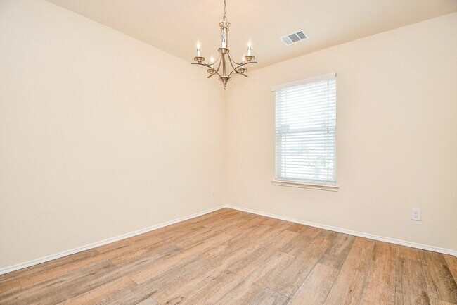 Building Photo - 5327 Stonegate Dr
