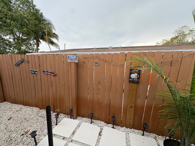 Building Photo - 191 NW 17th Ct