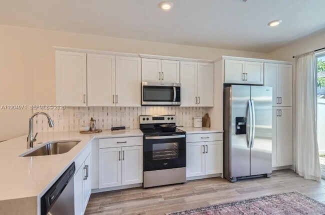 Building Photo - 117 SW 170th Ave