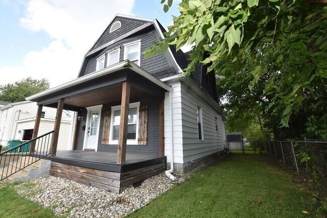 Building Photo - Central Mishawaka- close to Parks and Down...