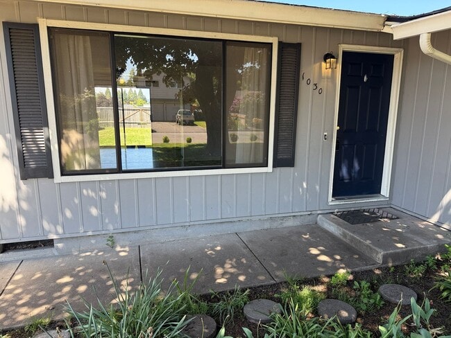 Building Photo - Discover this 3-bedroom 2-bathroom house in a great neighborhood!