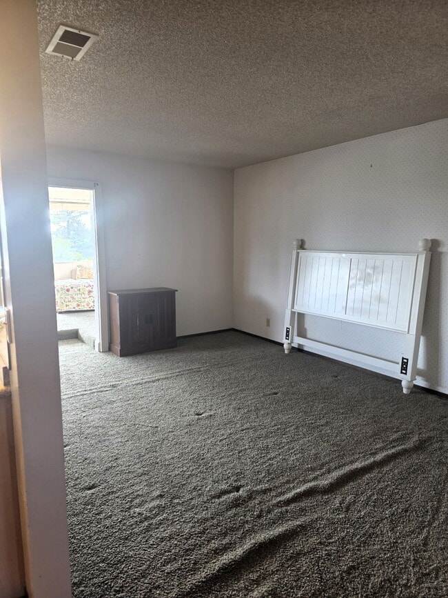 Building Photo - SUPER Spacious Westside Home with BONUS Areas
