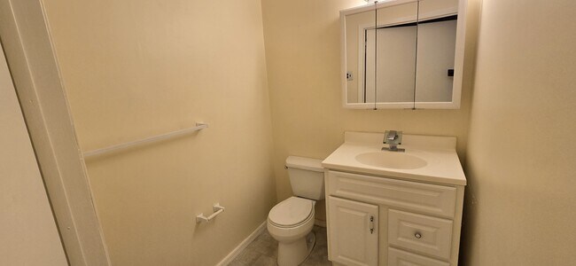 Building Photo - 142 E Maple St