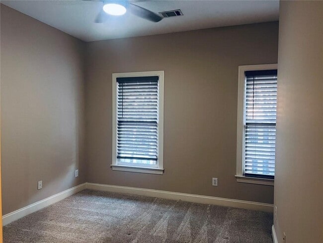 Building Photo - 144 W Ridge Way