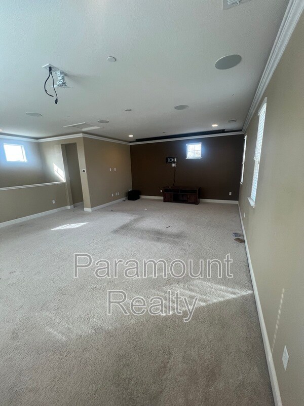 Building Photo - 3203 Vittoria Loop