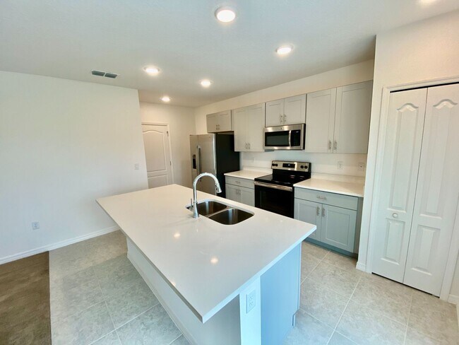 Building Photo - Beautiful Home for rent in Poinciana - 4 bed 2.5 bath plus large bonus room