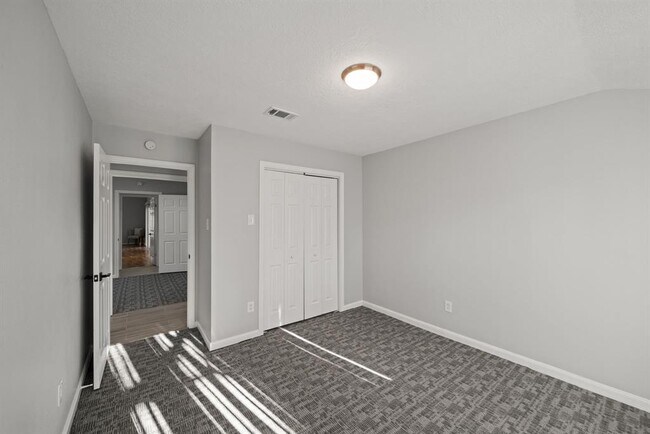 Building Photo - 11422 Lakeside Pl Dr