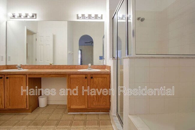 Building Photo - 990 Kenbar St