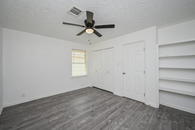 Building Photo - 5233 W 43rd St