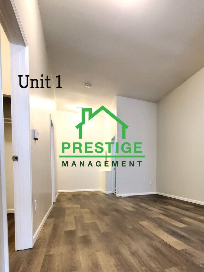 Building Photo - Updated 3 Bedroom Apartment