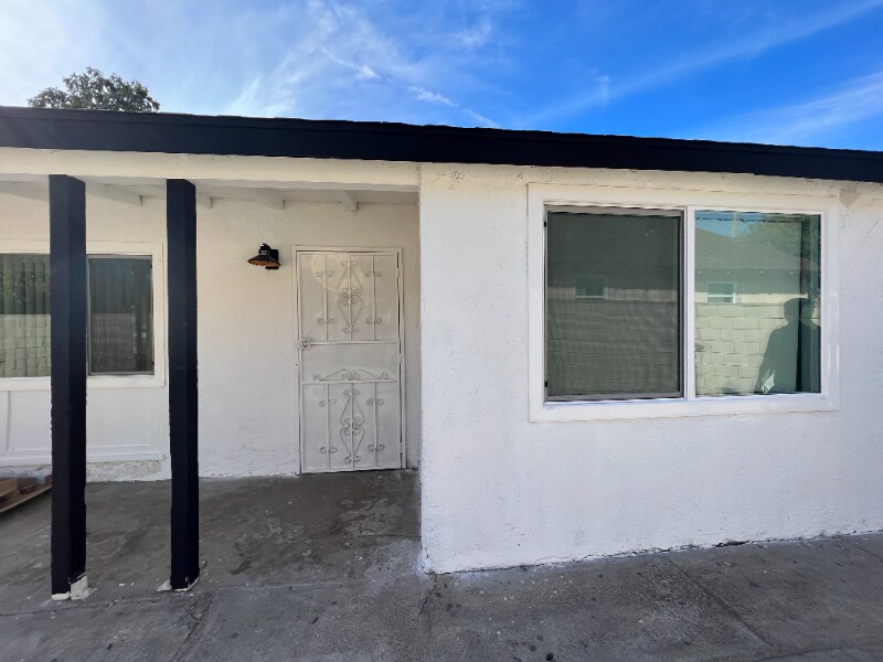 Building Photo - 924 W Chestnut Ave
