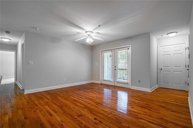 Building Photo - 402 Madison Ln S E