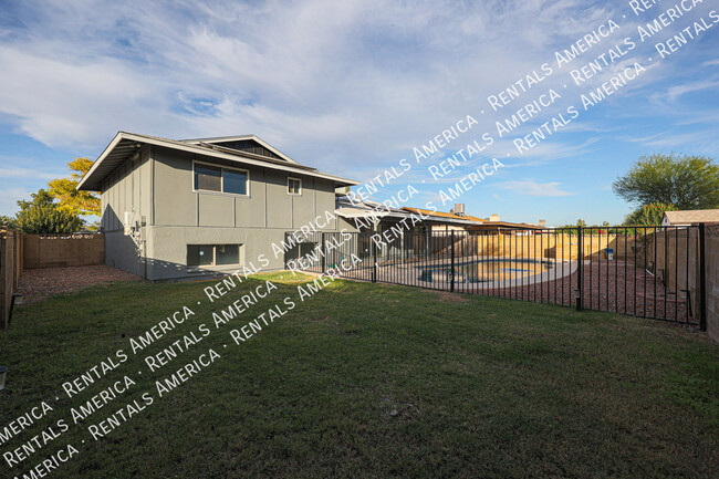 Building Photo - 5 bedrooms and Solar!